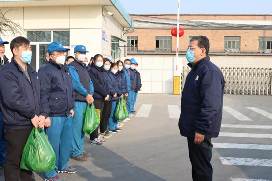 中国船舶k8凯发领导慰问一线员工并与留保过年青年员工共聚一堂