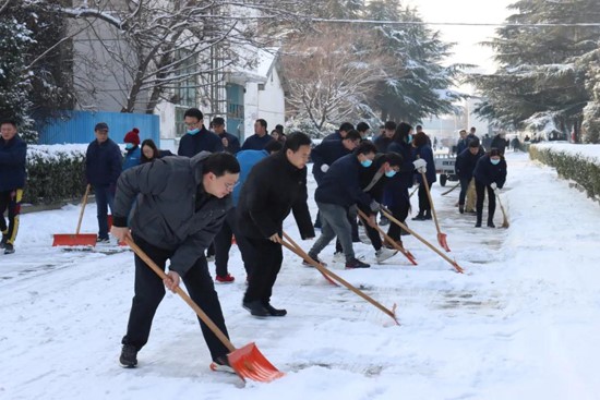 中国船舶k8凯发公司积极组织扫雪，确保员工出行安全